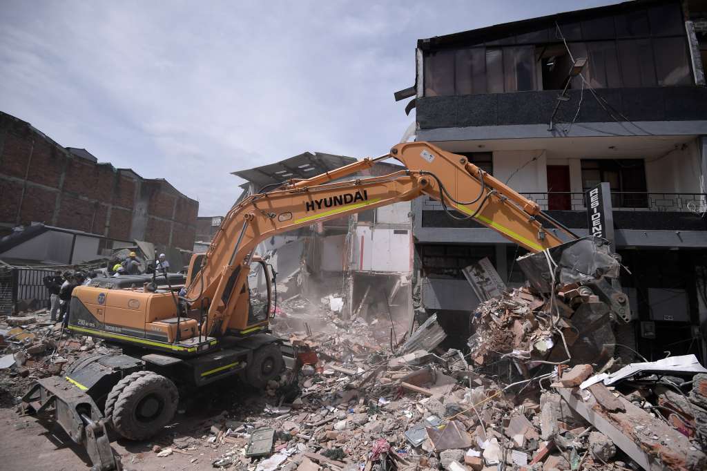 Rescatistas profesionales, acompañados por voluntarios y fuerza pública, retiran escombros y buscan sobrevivientes el 12 de agosto, tercer día del terremoto de 7.4 que azoto varias regiones de Colombia.