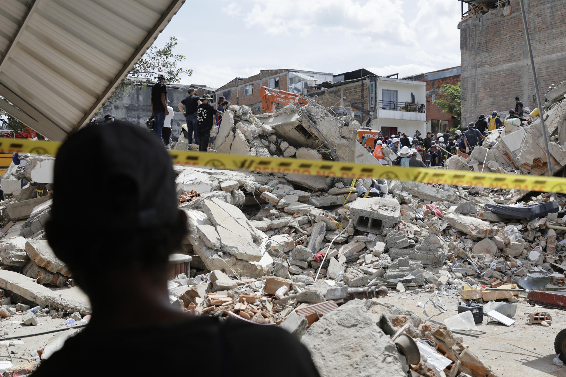 FOTODELDÍA AME8355. PEREIRA (COLOMBIA), 12/08/2026.- Voluntarios realizan labores de búsqueda en edificaciones destruidas por el terremoto de magnitud 7,4 del pasado lunes, este miércoles en Pereira (Colombia). EFE/ Carlos Ortega