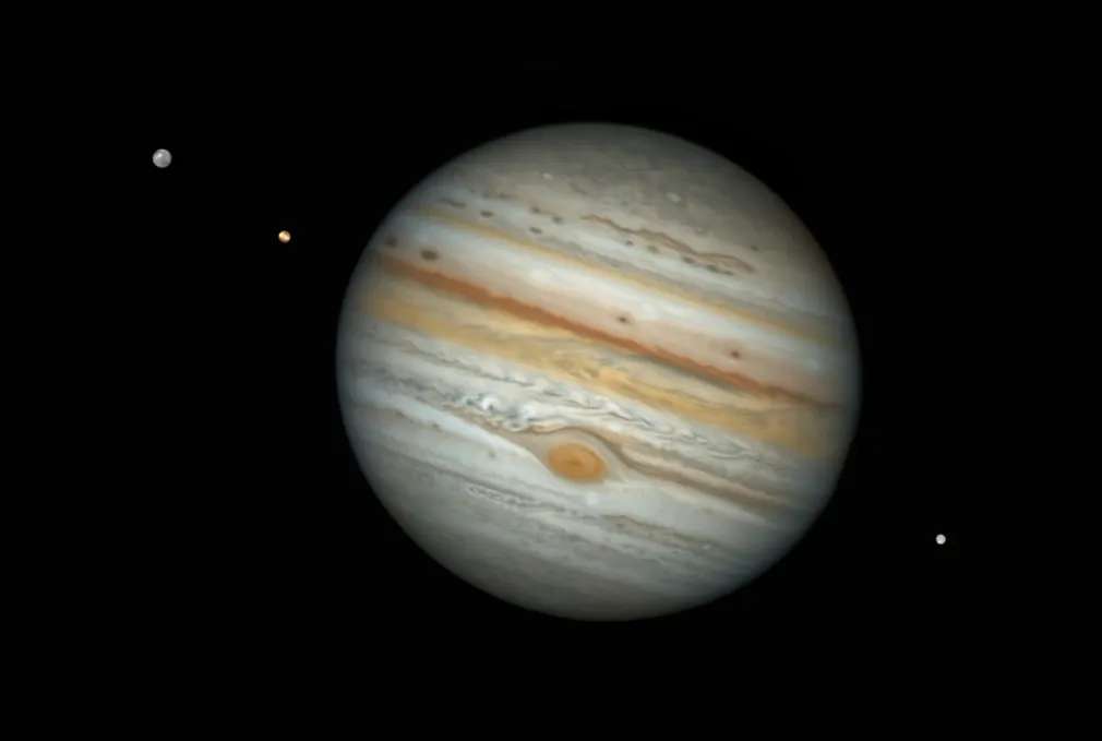 Imagen de Júpiter junto con tres de sus lunas más grandes.