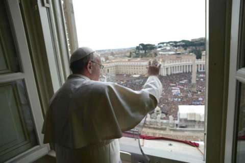 "Sigan rezando por mí", dice el papa Francisco en su primer tuit