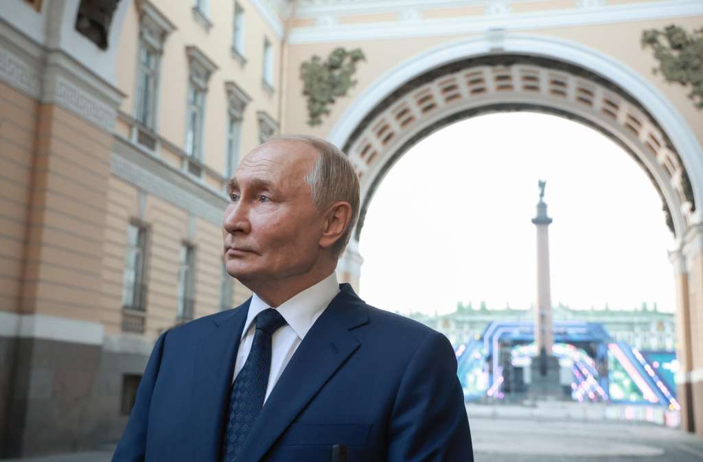 St. Petersburg (Russian Federation), 11/09/2024.- Russian President Vladimir Putin answers questions from journalists after delivering a speech during a plenary session of the 10th St. Petersburg International United Cultures Forum in St. Petersburg, Russia, 12 September 2024. (Rusia, San Petersburgo) EFE/EPA/VYACHESLAV PROKOFYEV/SPUTNIK/KREMLIN / POOL MANDATORY CREDIT