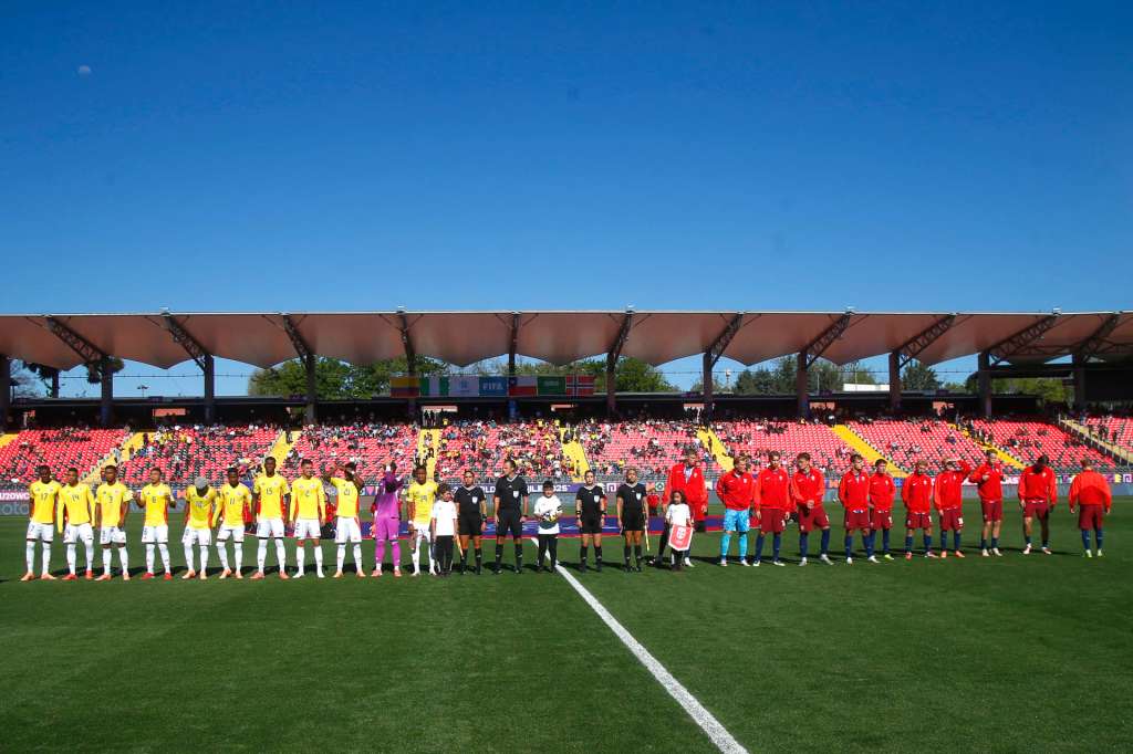 AMDEP5052. TALCA (CHILE), 02/10/2025.- Jugadores de Colombia y Noruega forman este jueves, en un partido del grupo F de la Copa Mundial Sub-20 entre Colombia y Noruega en el estadio Fiscal de Talca, en Talca (Chile). EFE/ Benjamín Hernández