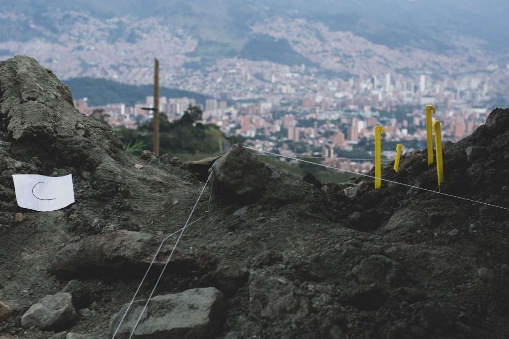 La Escombrera, ubicada al centro-occidente de Medellín, es una montaña que simboliza tanto el horror de la guerra como la esperanza de las familias que buscan a sus desaparecidos.