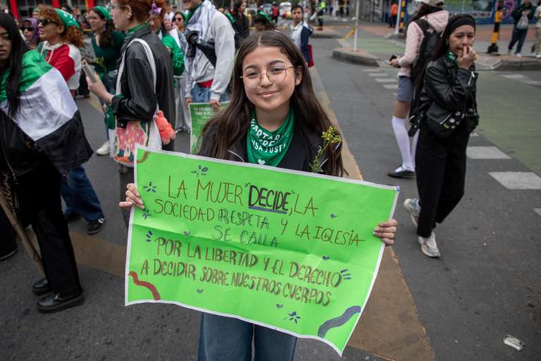 A lo largo de la marcha, los pañuelos verdes recordaron que el acceso al aborto es un derecho reconocido pero aún con obstáculos.