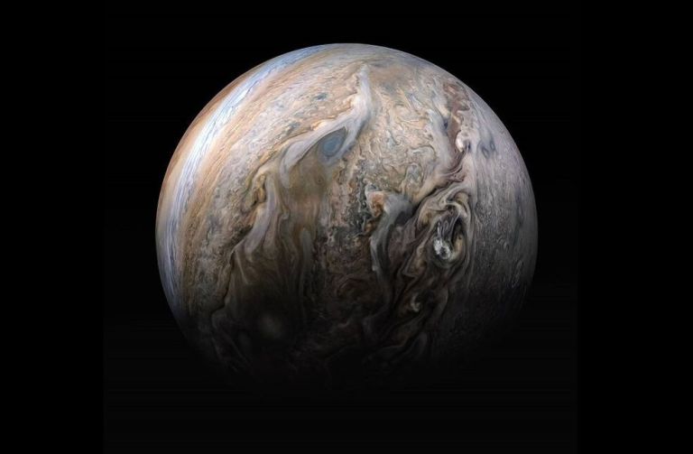 La foto que capturó la misión Juno de un relámpago en Júpiter