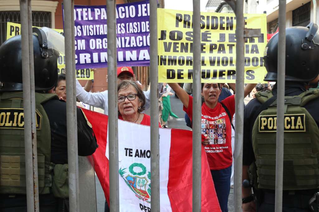 AME6222. LIMA (PERÚ), 17/02/2026.- Personas sostienen carteles durante una manifestación en rechazo al presidente interino, José Jerí, frente al Congreso de Perú este martes, en Lima (Perú). El pleno del Congreso de Perú inició la sesión extraordinaria convocada para tratar las siete mociones de censura presentadas contra Jerí, que puede derivar en el octavo cambio presidencial en el país andino en cerca de una década de inestabilidad política. EFE/ Paolo Aguilar
