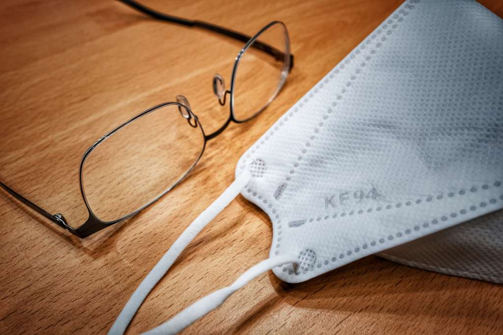 Los lentes se empañan porque la mascarilla dirige la respiración hacia arriba. Aunque es bueno para prevenir enfermedades, es malo para personas con mala visión.