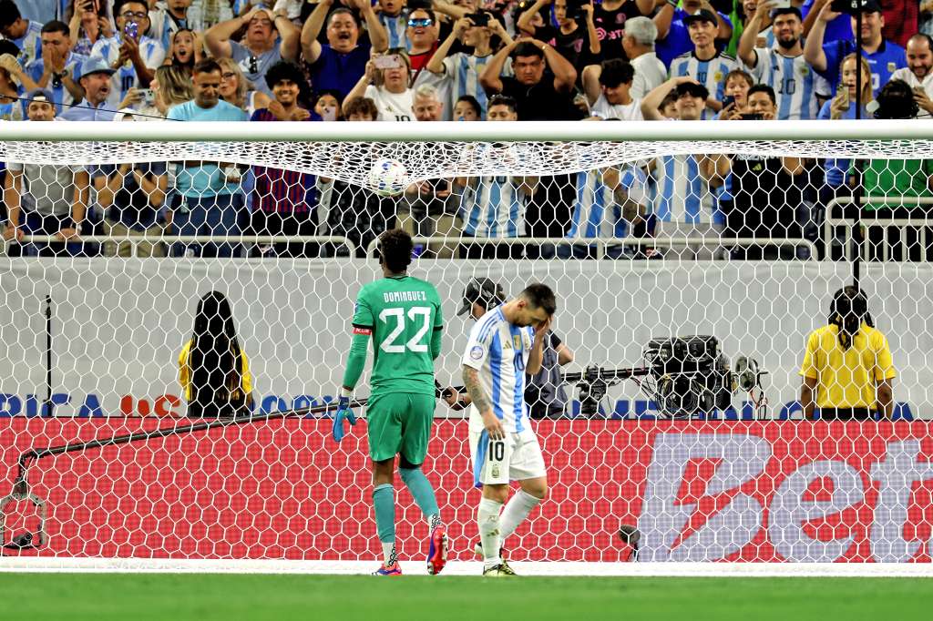 Lionel Messi tras fallar su penalti frente a Ecuador en la Copa América