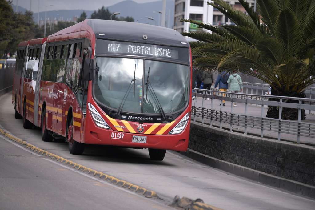 Algunos ciudadanos protestaron de forma pacífica y sin afectar la movilidad en algunos puntos de Bogotá, debido al alza en las tarifas de Transmilenio y el Sitp; La policía y el Esmad quienes custodiaban algunas estaciones y portales del sistema, realizaron detenciones arbitrarias contra los protestantes.