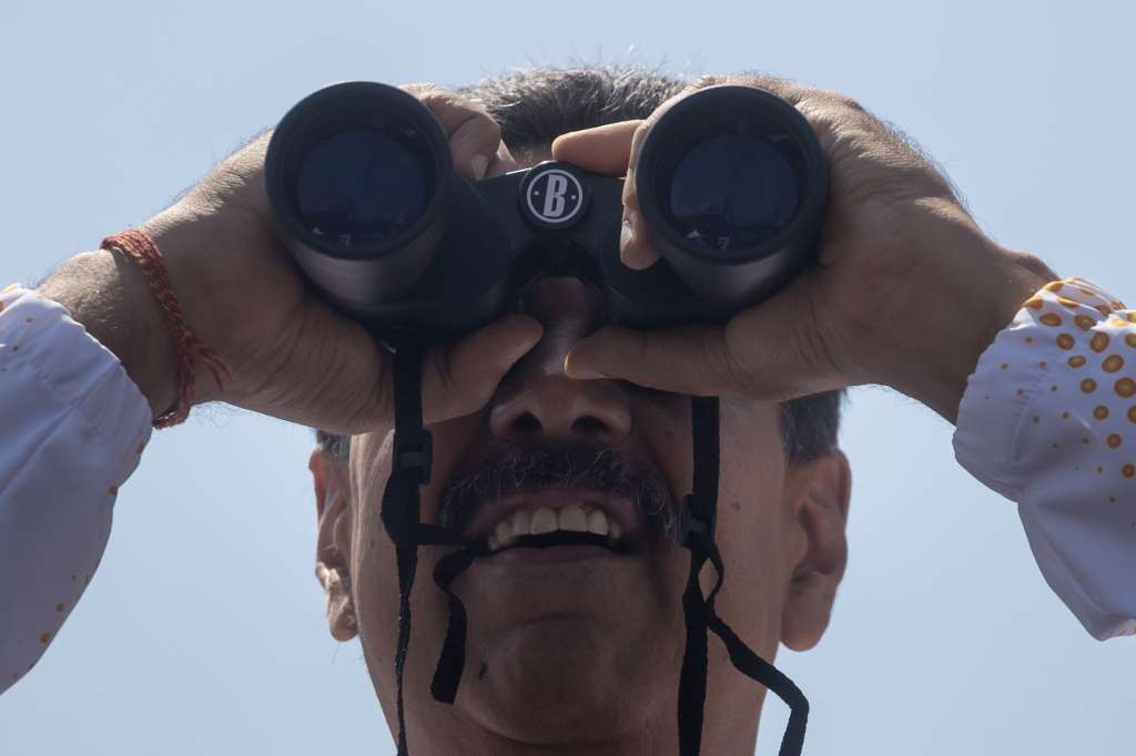 -FOTODELDÍA- AME2488. CARACAS (VENEZUELA), 25/03/2024.- El presidente de Venezuela, Nicolás Maduro, observa a través de unos binoculares durante una manifestación en apoyo a su candidatura a una segunda reelección, este lunes afuera de la sede del Consejo Nacional Electoral (CNE) en Caracas (Venezuela). Maduro oficializó este lunes, ante el Consejo Nacional Electoral (CNE), su candidatura a las presidenciales del próximo 28 de julio, en las que competirá por un tercer período en el poder, que ocupa desde 2013. EFE/ Miguel Gutiérrez