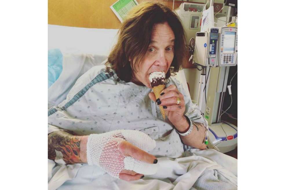 Ozzy Osbourne tras pasar por el quirófano este fin de semana para ser operado de la mano.  / Cortesía