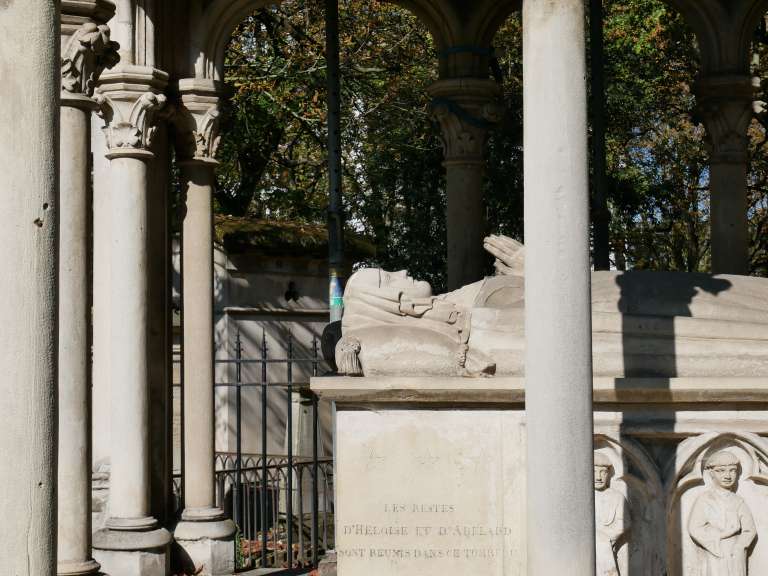La tumba de Abelardo y Eloisa, en París, Francia: Lo bueno de ir a París es que casi cualquier lugar se presta para el asunto del beso. Un buen sitio por el que se puede empezar es la famosa tumba de Abelardo y Eloisa, ejemplo literario de amor prohibido que puede dar paso a un recorrido por las catacumbas de París y finalizar con una visita nocturna a la "Ciudad de la Luz". Y si todo esto le suena muy lúgubre, mejor acérquese al "muro del je t’aime", en Montmartre, y a los muelles del Sena con el famoso Pont des Arts.