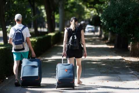 Turismo registra cifras históricas en España, en medio de debate por masificación