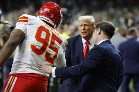 Trump, primer presidente de EE. UU. en un Super Bowl: saludó a víctimas del 1.° de enero