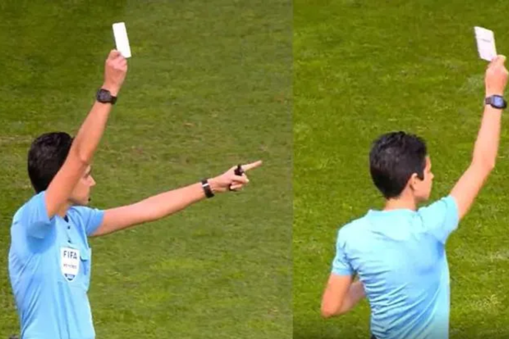 La árbitro portuguesa Catarina Campos mostró una tarjeta blanca en el Estadio da Luz de Lisboa.