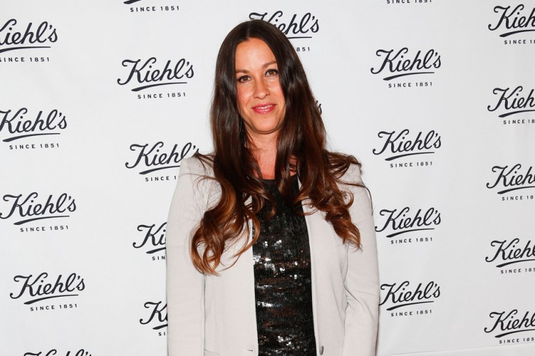 Seis años de cárcel a exmanager de Alanis Morissette por robar 4,8 millones de dólares
