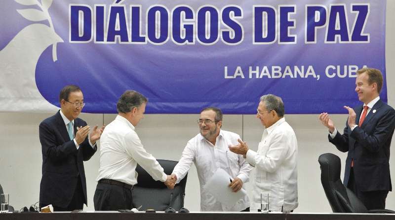Este apretón de manos, el primero entre el presidente Juan Manuel Santos y Rodrigo Londoño, se dio en La Habana el 23 de junio 2016. / EFE