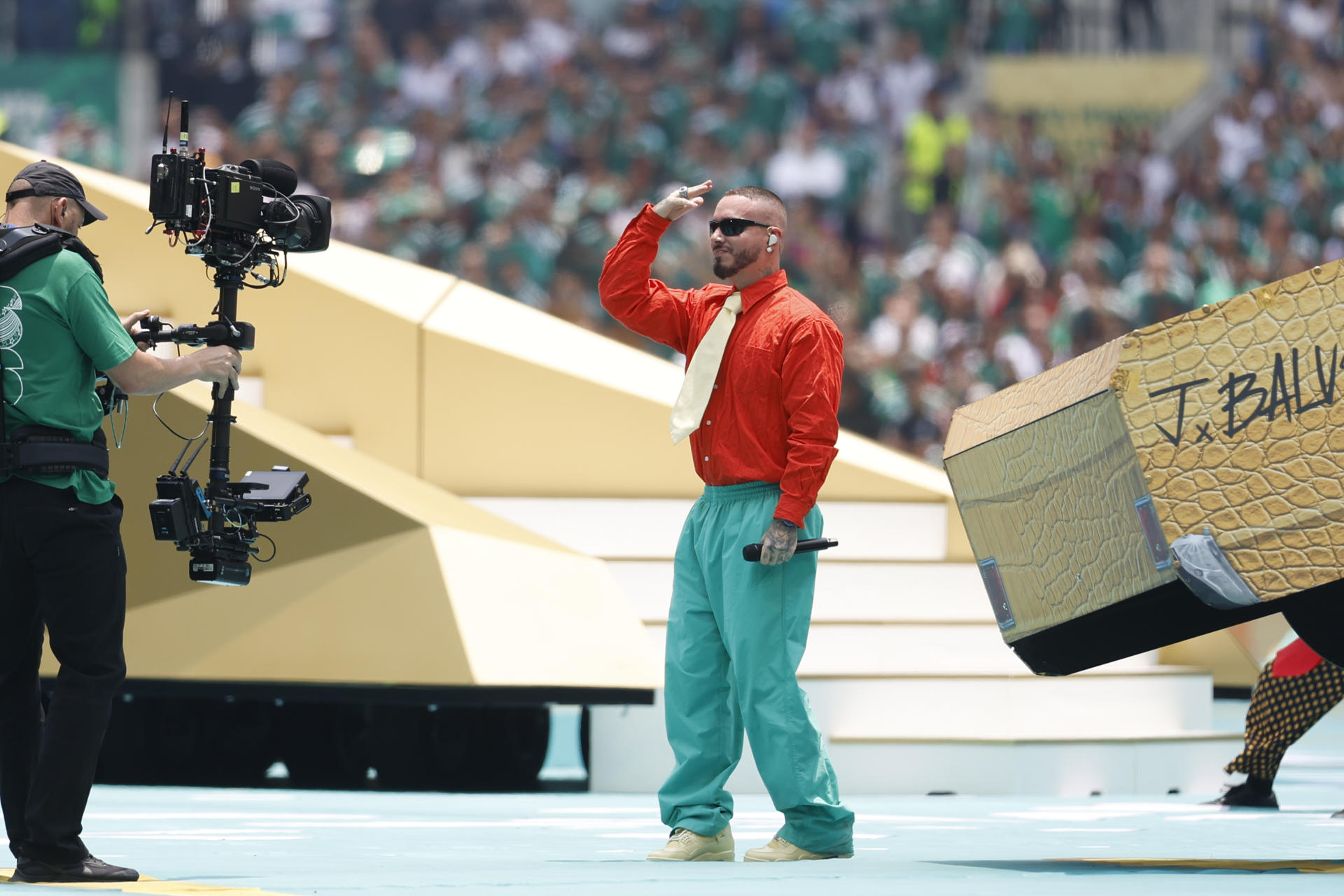 AME725. CIUDAD DE MÉXICO (MÉXICO), 11/06/2026.- El cantante colombiano J Balvin se presenta este jueves, en la inauguración del Mundial de la FIFA 2026 en el estadio Ciudad de México (México). EFE/ Sashenka Gutierrez