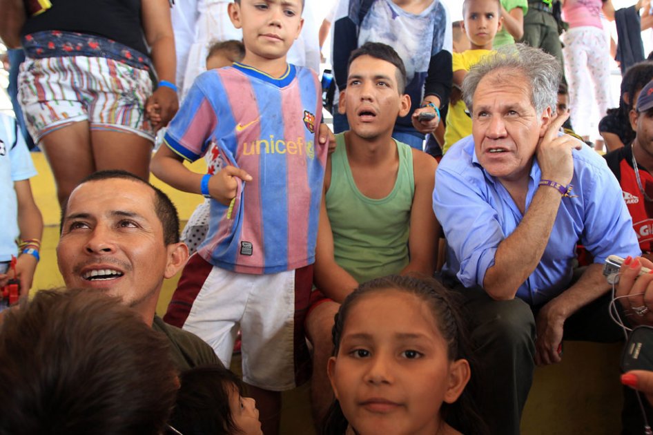 El secretario general de la Organización de Estados Americanos (OEA), Luis Almagro, escucha los reclamos de algunas personas deportadas. / EFE