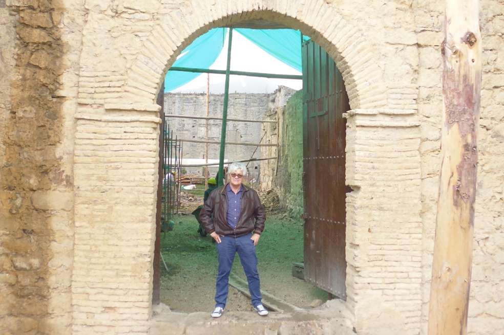 El arquitecto Edgardo Bassi cuando el templo doctrinero de Tausa era una ruina. / Cortesía archivo particular