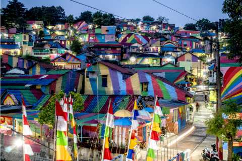 La "aldea arco iris" que causa sensación en Indonesia