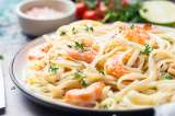Prepara una deliciosa pasta con camarones en crema de leche