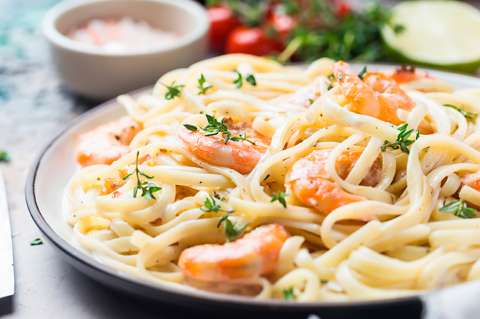 Prepara una deliciosa pasta con camarones en crema de leche