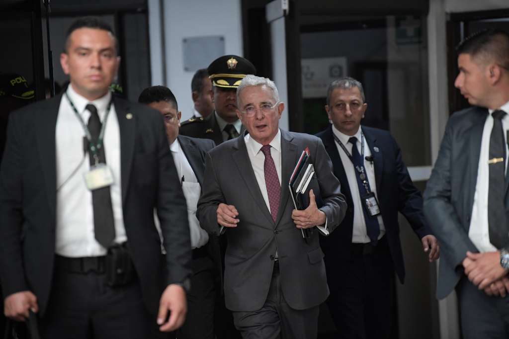 Juicio contra el expresidente colombiano quien es vinculado por presuntos delitos de soborno, soborno en actuación penal y fraude procesal.