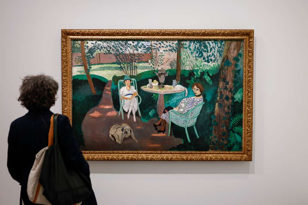 Paris (France), 03/04/2025.- A woman looks at a painting entitled ‘Tea’ by French painter Henri Matisse on display during the exhibition ‘Matisse and Marguerite, Through Her Father's Eyes’ at the Museum of Modern Art in Paris, France, 03 April 2025. The exhibition runs from 04 April to 24 August 2025. (Francia) EFE/EPA/YOAN VALAT