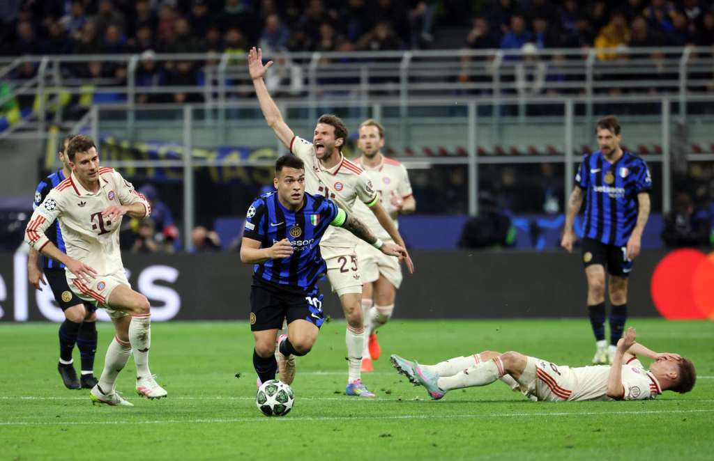 MILAN (Italy), 16/04/2025.- Inter Milan's Lautaro Martinez (C) in action during the UEFA Champions League quarter-final second leg soccer match between Inter Milan and Bayern Munich, in Milan, Italy 16 April 2025. (Liga de Campeones, Italia) EFE/EPA/MATTEO BAZZI