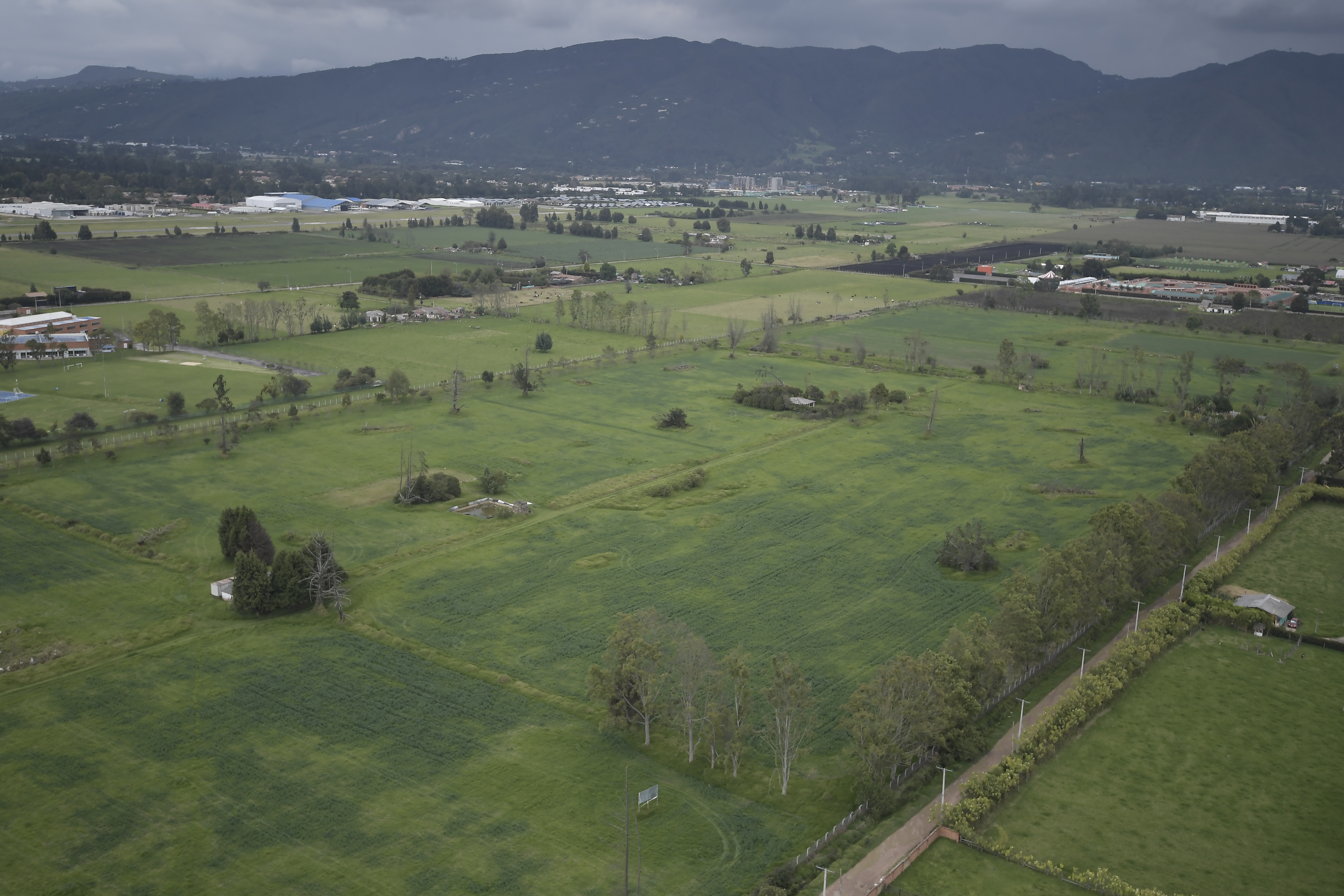 Las fuertes lluvias en la capital, provocaron inundaciones y afectaciones en la entrada y salida de Bogotá y en municipios vecinos.