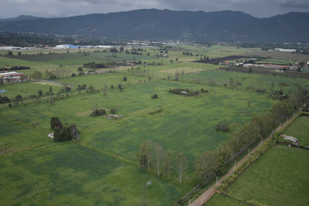 Las fuertes lluvias en la capital, provocaron inundaciones y afectaciones en la entrada y salida de Bogotá y en municipios vecinos.