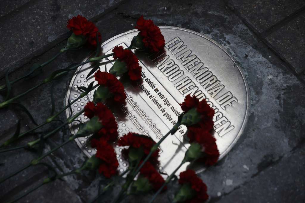 CH0. SANTIAGO (CHILE), 29/06/2023.- Fotografía que muestra una placa recordatoria durante el acto donde se rinde homenaje al camarógrafo Leonardo Henrichsenal, hoy en Santiago (Chile). El último plano registrado por el camarógrafo y periodista argentino Leonardo Henrichsen fue el de su propio asesinato, un disparo directo y sin provocación alguna percutido hace 50 años atrás por el entonces suboficial del Ejército chileno Héctor Bustamante, parte de las tropas sublevadas en el llamado "Tanquetazo" que el 29 de junio de 1973 desplegaron la primera intentona golpista contra el Gobierno del socialista Salvador Allende (1908-1973). EFE/ Elvis González