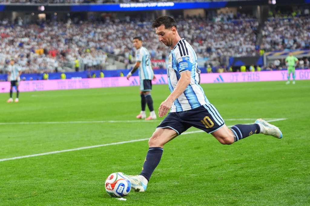 DALLAS (United States), 22/06/2026.- Lionel Messi of Argentina takes a free kick during the FIFA World Cup 2026 group stage match Argentina against Austria, in Dallas, USA, 22 June 2026. EFE/EPA/JEFFREY MCWHORTER