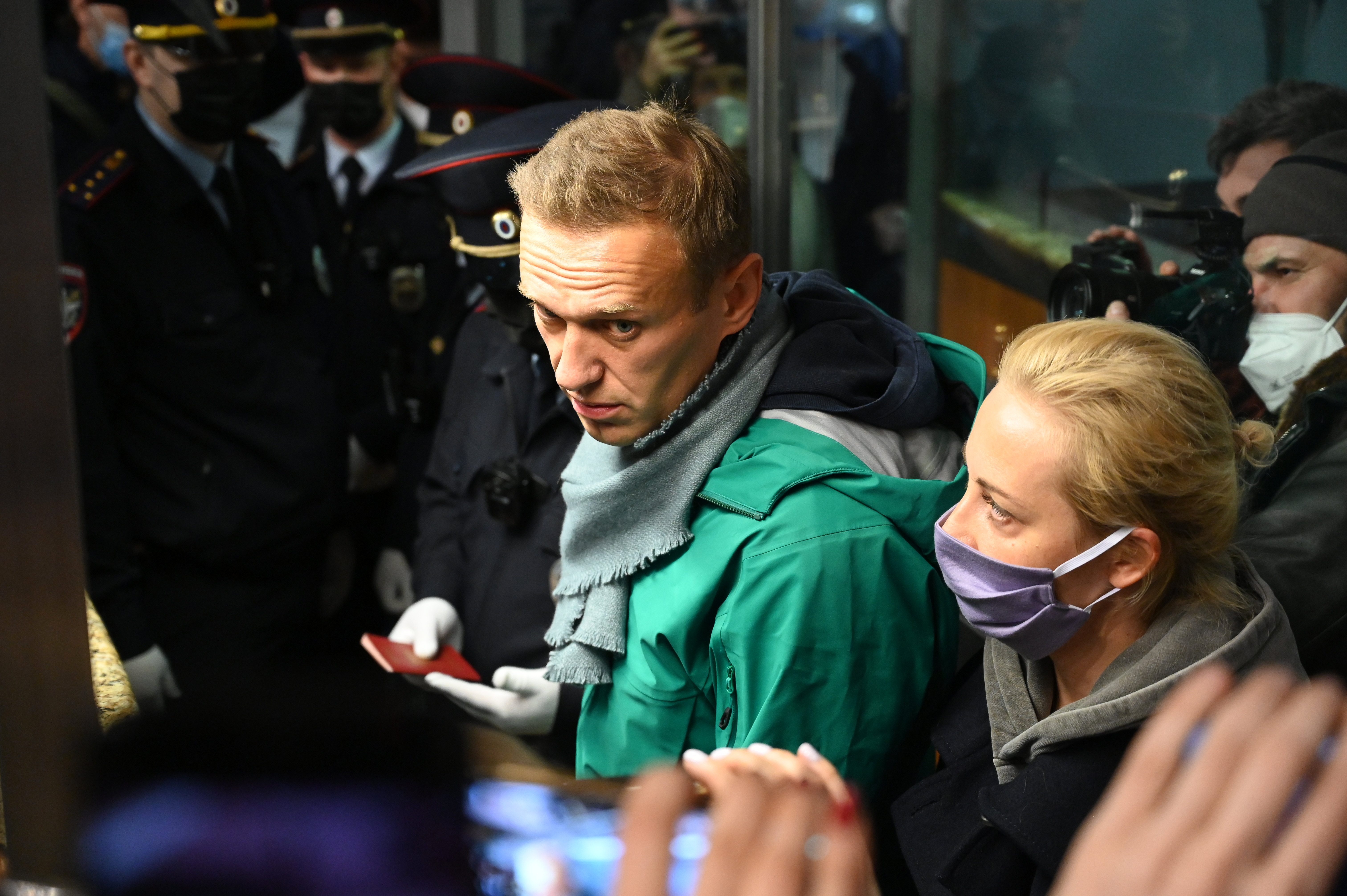 El líder de la oposición rusa Alexei Navalny y su esposa Yulia son vistos en el punto de control de pasaportes en el aeropuerto Sheremetyevo de Moscú el 17 de enero de 2021. La policía rusa detuvo al crítico del Kremlin Alexei Navalny en un aeropuerto de Moscú poco después de que aterrizara en un vuelo desde Berlín