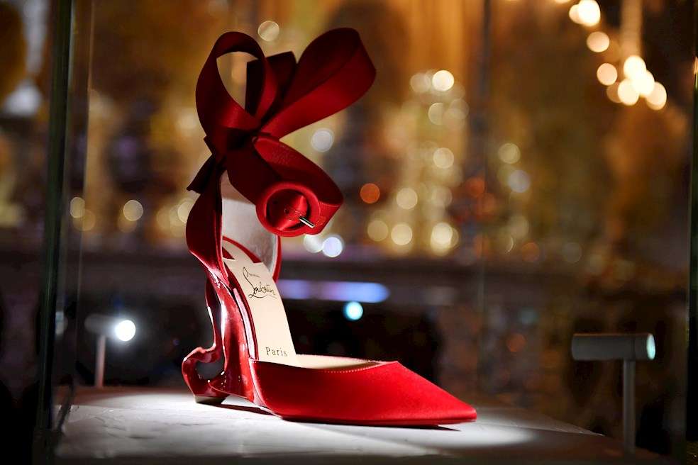 Su obsesión surgió con un cartel que mostraba un zapato con un tacón tachado en rojo, que Louboutin vio a los 10 años de edad al visitar el mismo museo que ahora acogerá su retrospectiva hasta el 26 de julio.La imagen decía que estaba prohibido usar tacones en este lugar para no dañar el piso de madera parquet.