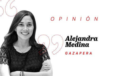 «Cuasi-», como cualquier prefijo, debe ir pegado