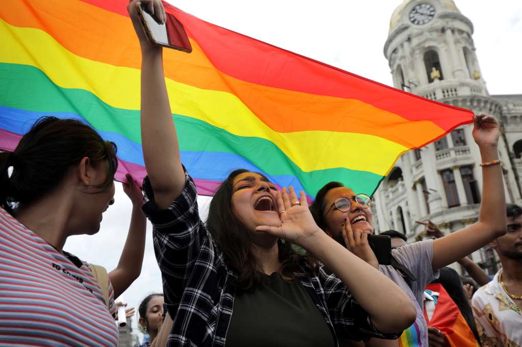 Kolkata (India), 19/06/2022.- Participants attend the Rainbow Pride March in Kolkata, India, 19 June 2022. Participants in the parade are calling for anti-discrimination policies for the Lesbian, Gay, Bisexual, Transgender (LGBT) community both within and outside of India. EFE/EPA/PIYAL ADHIKARY
