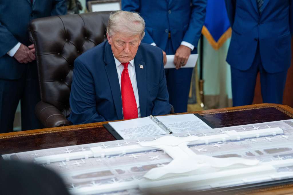 WASHINGTON (United States), 29/07/2026.- A model of proposed renovations to Washington Dulles International Airport is displayed on the Resolute Desk in front of US President Donald J. Trump in the Oval Office of the White House in Washington, DC, USA, 29 July 2026. US President Trump announced a 22 billion US dollar modernization project to overhaul Washington Dulles International Airport. EFE/EPA/AARON SCHWARTZ / POOL