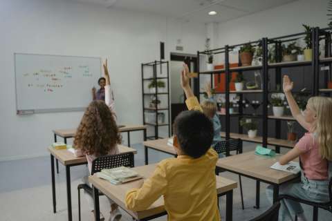 Que los niños no madruguen tanto al colegio: ¿es viable en Colombia?