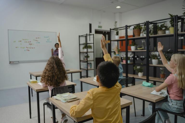 Que los niños no madruguen tanto al colegio: ¿es viable en Colombia?