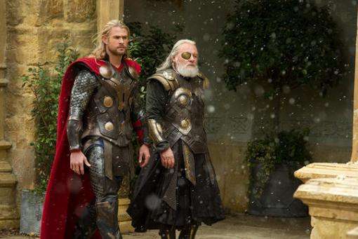 Thor junto a su padre Odín, que en realidad es Loki.