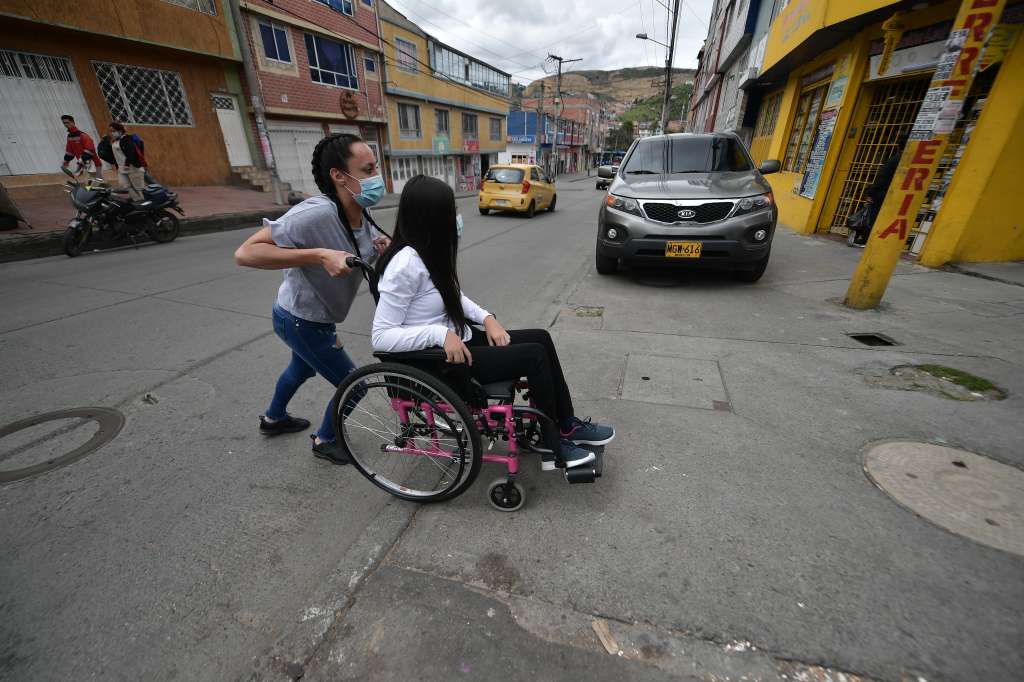 Niña con discapacidad que vive al sur de la capital