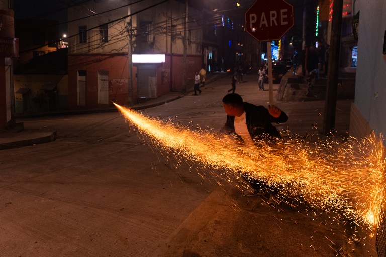 Guerra de voladores en La Perseverancia, una tradición que no se apaga con la ley