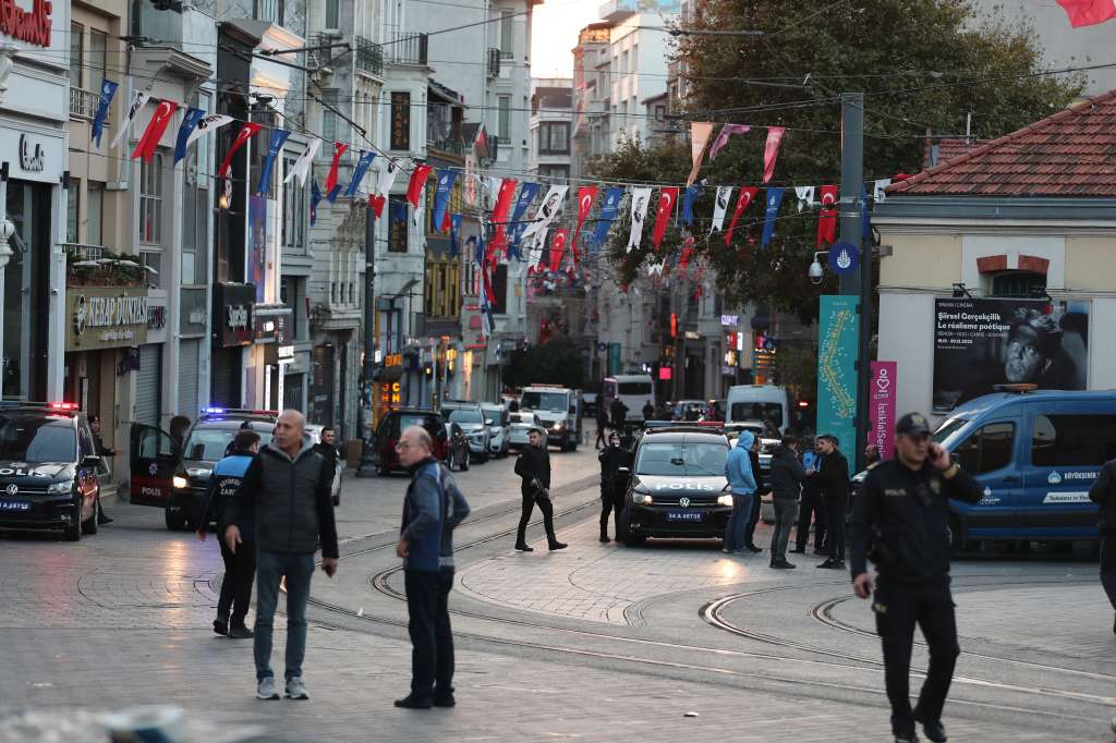 Istanbul (Turkey), 13/11/2022.- Turkish policemen try to secure the area after an exploison at Istiklal Street near Taskim Square in Istanbul, Turkey 13 November 2022. According to governor Ali Yerlikaya, an explosion that occurred at roughly 4.20 p.m. local time has resulted in losses and injuries. Emergency personnel were dispatched to the incident. (Turquía, Estanbul) EFE/EPA/ERDEM SAHIN