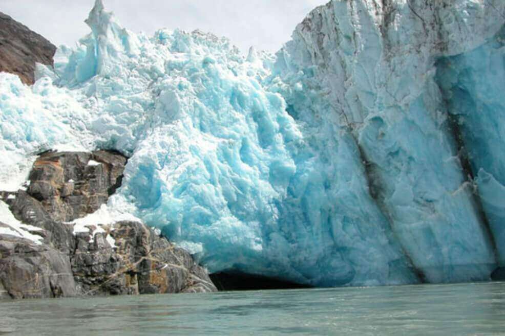 El fenómeno de pérdida de volumen de los glaciares tiene también otros impactos, como la liberación de metano y CO2 del permafrost. / NOAA