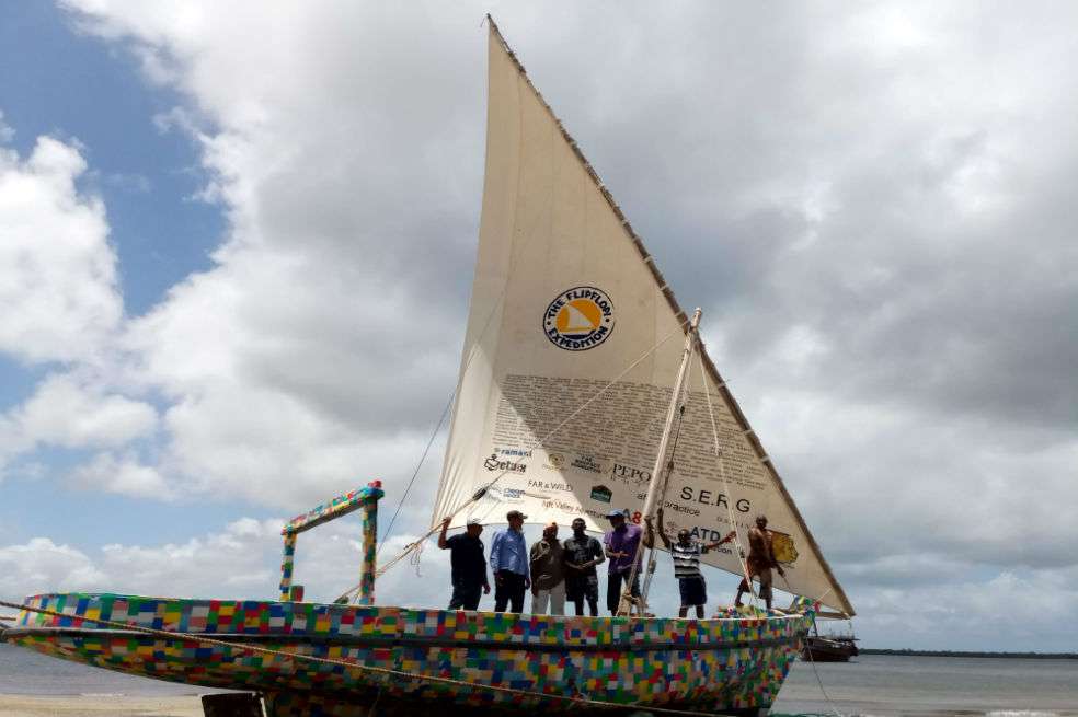 El proyecto Flipflopi fue fundado por Ben Morison en 2016 después de que Morison presenciara las impactantes cantidades de plástico que llegaban a las playas de Kenia, donde pasó gran parte de su infancia. / Leonard Schurg