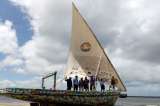 Zarpará el primer bote hecho con basura marina