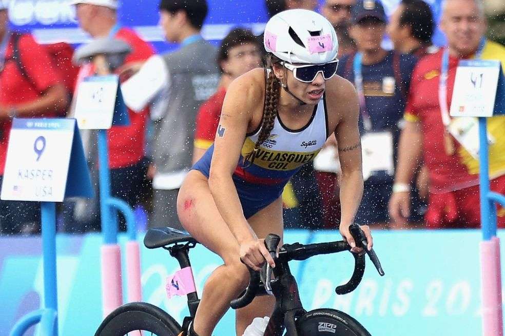 Velásquez sufrió una caída en la parte del ciclismo.