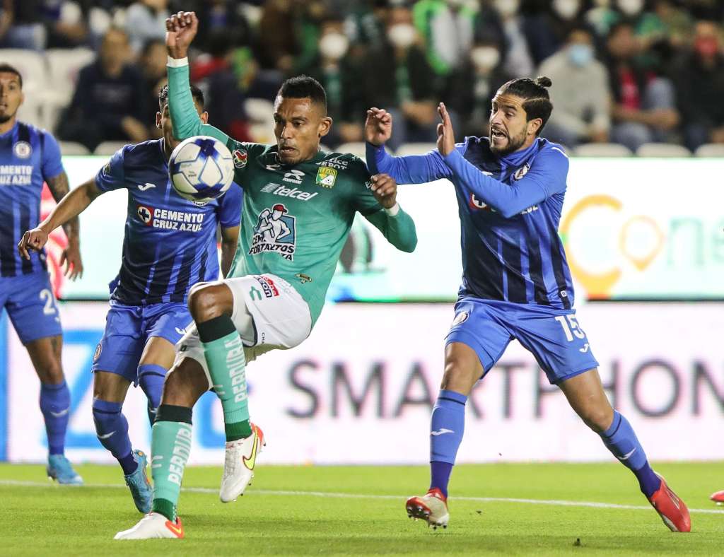 MEX4530. LEÓN (MÉXICO), 07/02/2022.- William Tesillo (i) de León disputa el balón con José Rivero (d) de Cruz Azul hoy, durante un juego correspondiente a la jornada 4 del torneo Clausura 2022 de la Liga MX del fútbol mexicano, celebrado en el estadio León de la ciudad de Guanajuato (México). EFE/ Luis Ramírez